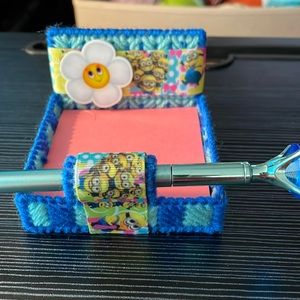 Minions theme post it holder with pen and post it note.Handcrafted wi…